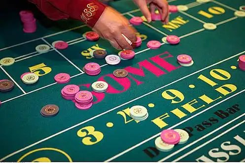 Permainan live casino dengan dealer profesional dan antarmuka interaktif